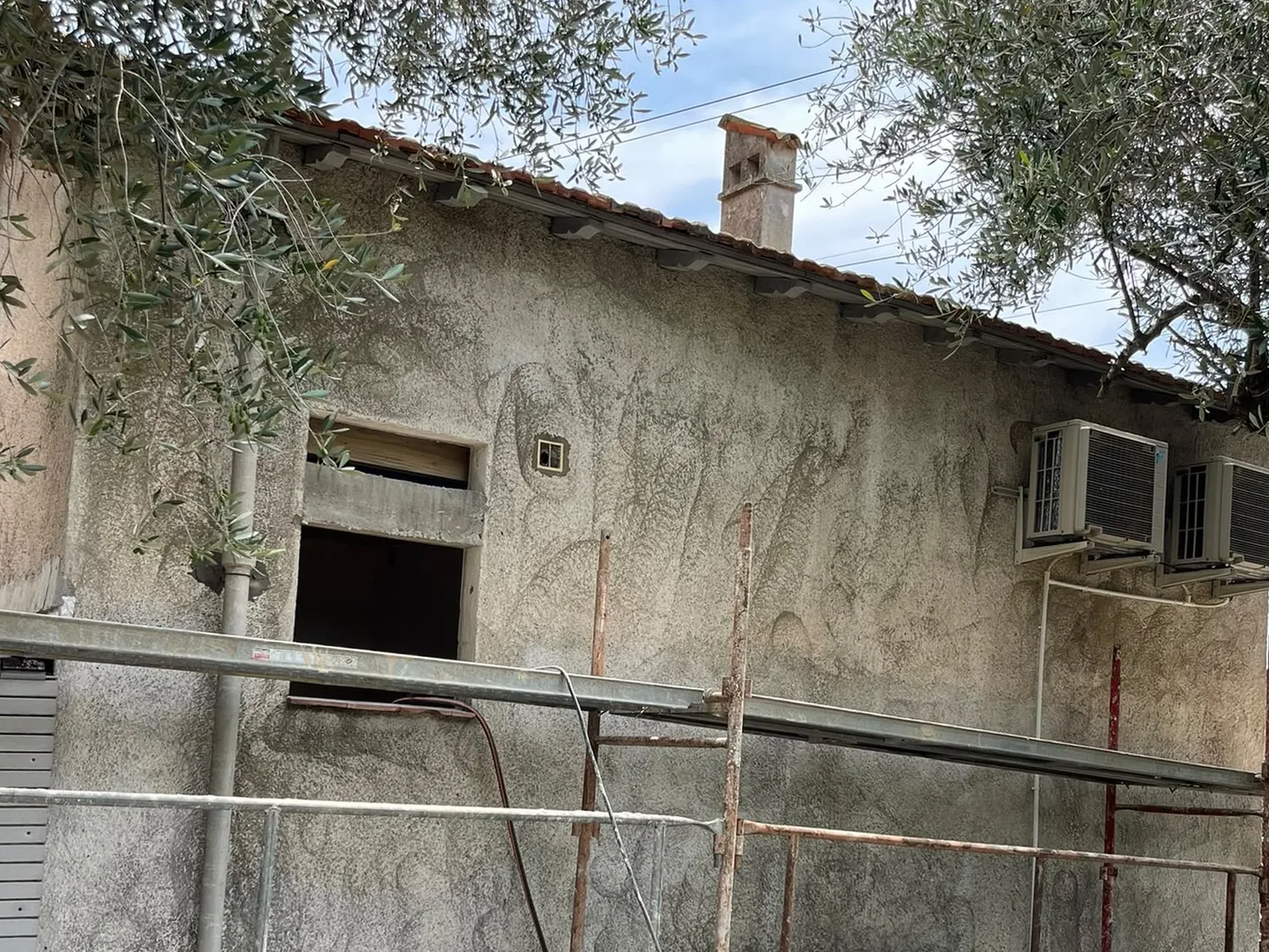 Façade latérale de la maison d’Antibes avant ravalement, sous échafaudage