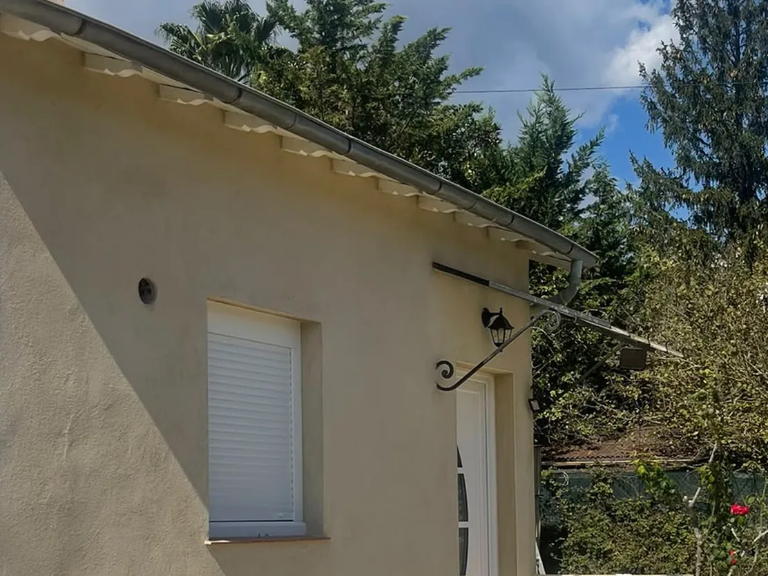 Le même pignon après ravalement, finition grattée ton crème