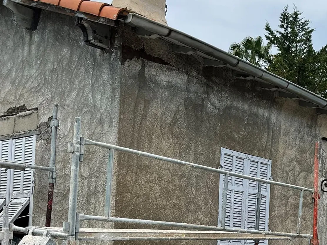 Pignon de la maison d’Antibes avant ravalement, enduit tyrolien encrassé sous échafaudage