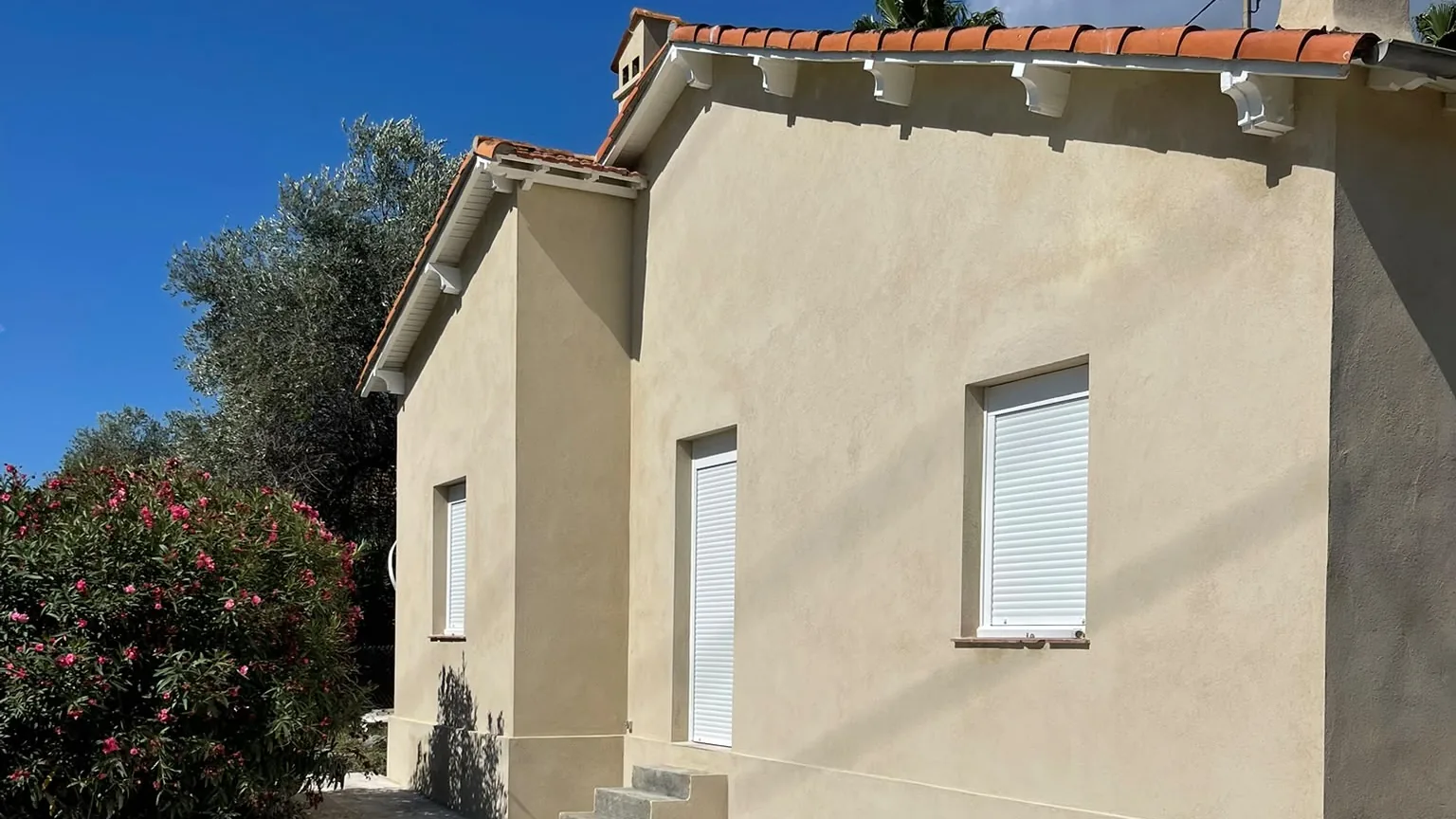 Maison d’Antibes après ravalement, enduit gratté ton crème