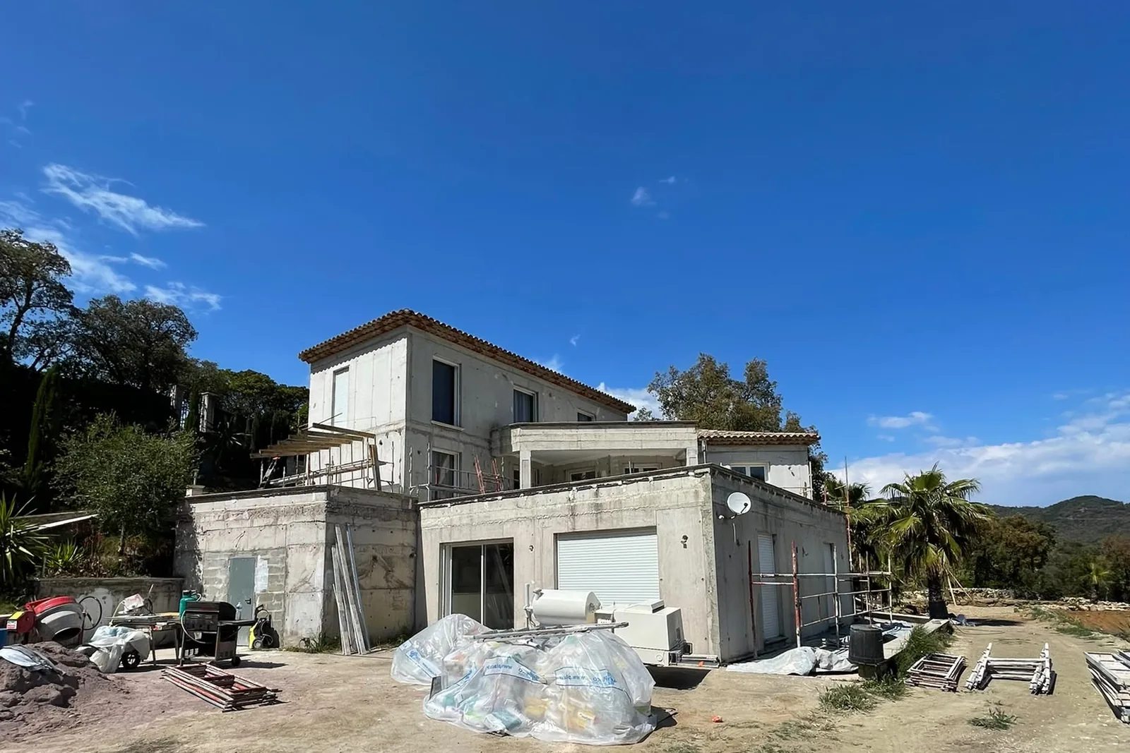 La villa au sortir du gros œuvre, voiles de béton banché bruts