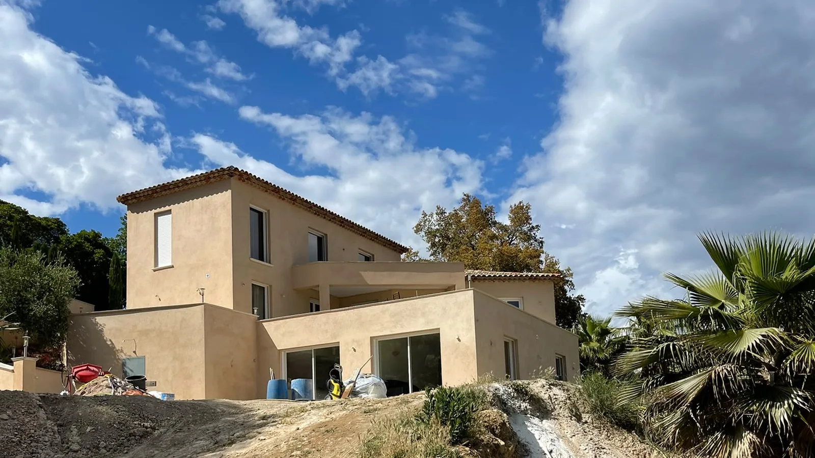 Villa neuve de Grasse après enduit de façade taloché ton sable