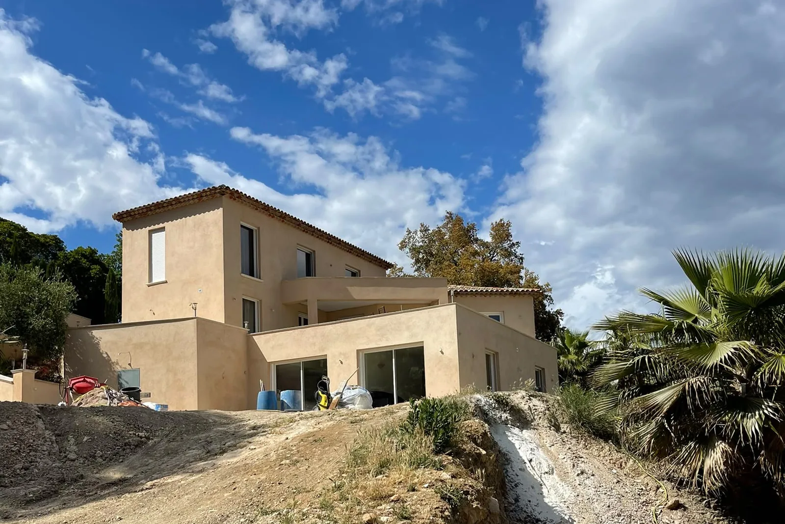 La même villa après enduit de façade, teinte sable