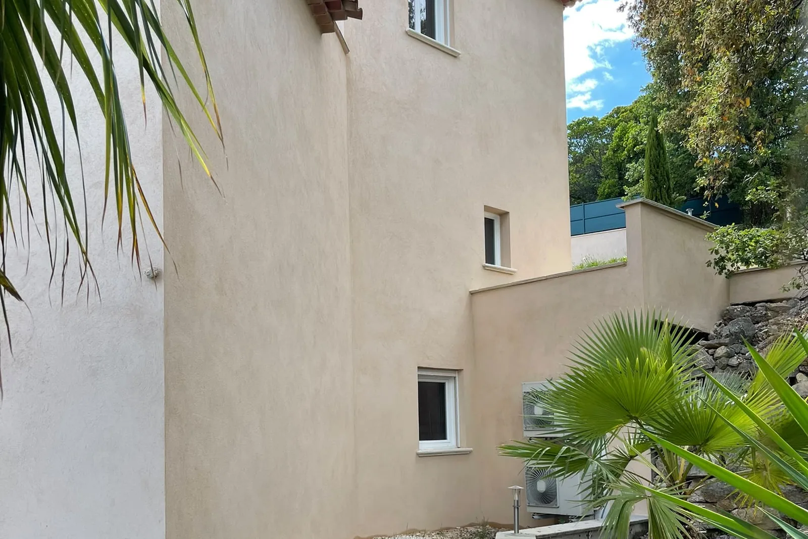 Pignon de la villa terminé, enduit taloché ton sable