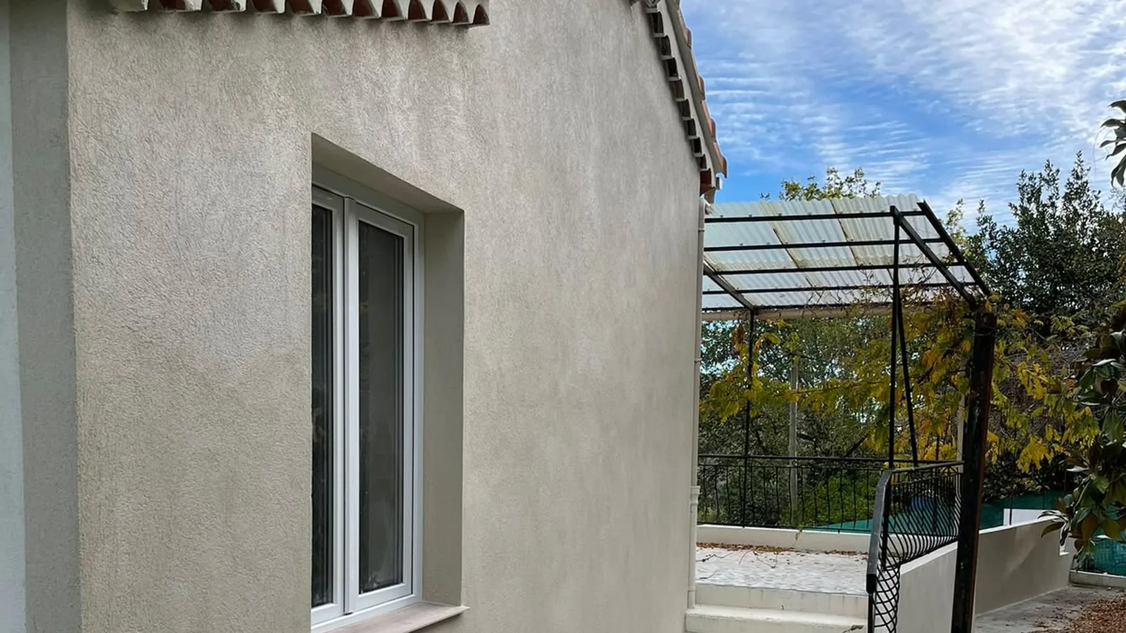 Façade d’une maison de Vence isolée par l’extérieur, finition talochée ton grège