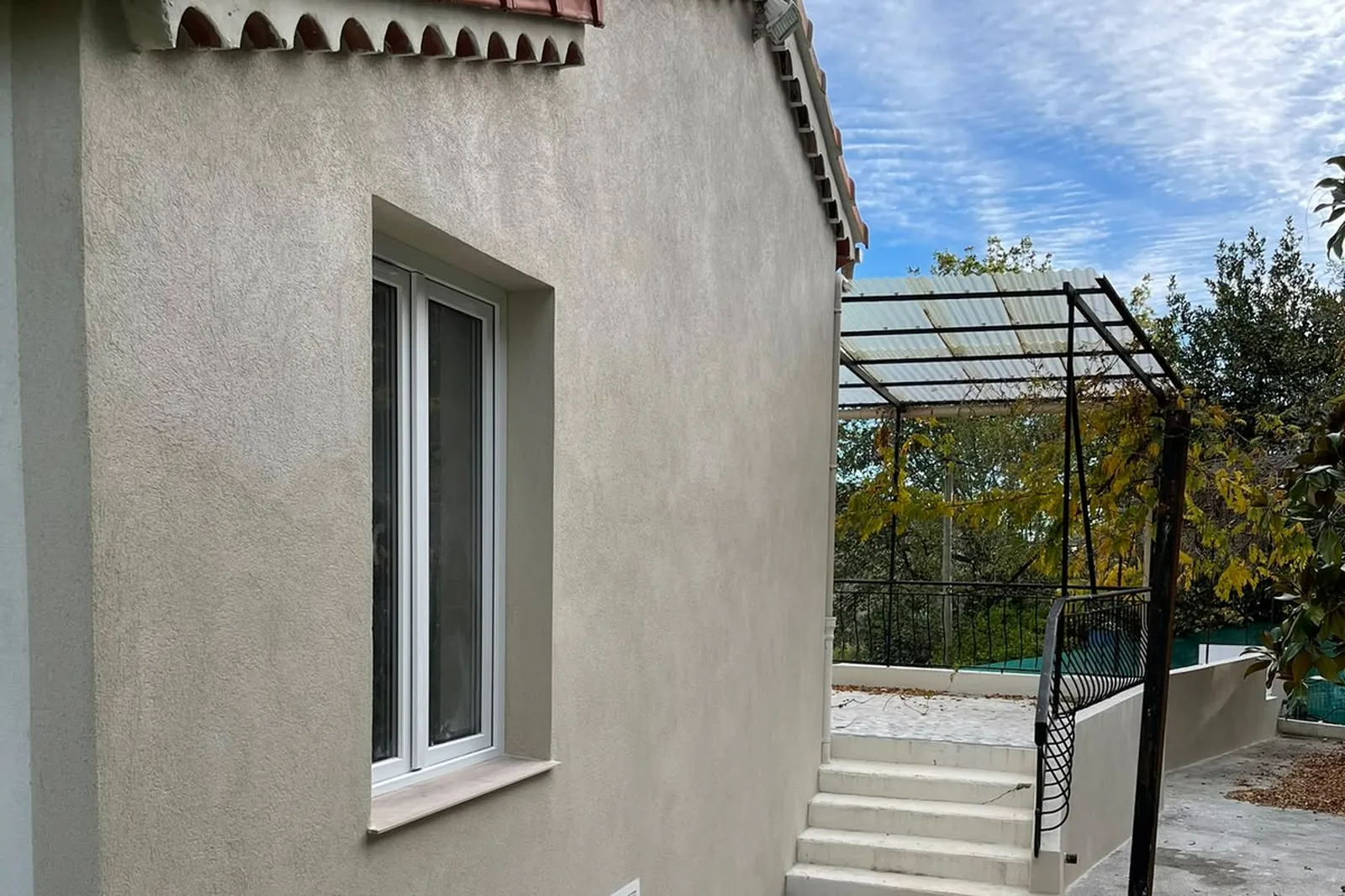 Façade de la maison de Vence terminée, finition talochée ton grège