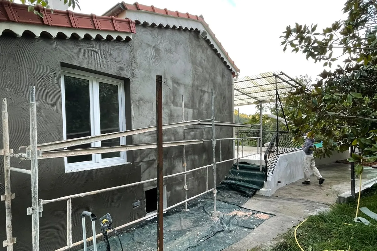 Sous-enduit armé appliqué sur toute la façade avant la finition